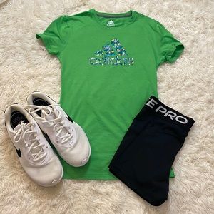 ⚽️🏀ADIDAS GREEN TEE • SIZE SMALL • VERY SMALL BLEACH STAINS ON FRONT LOWER🏀⚽️